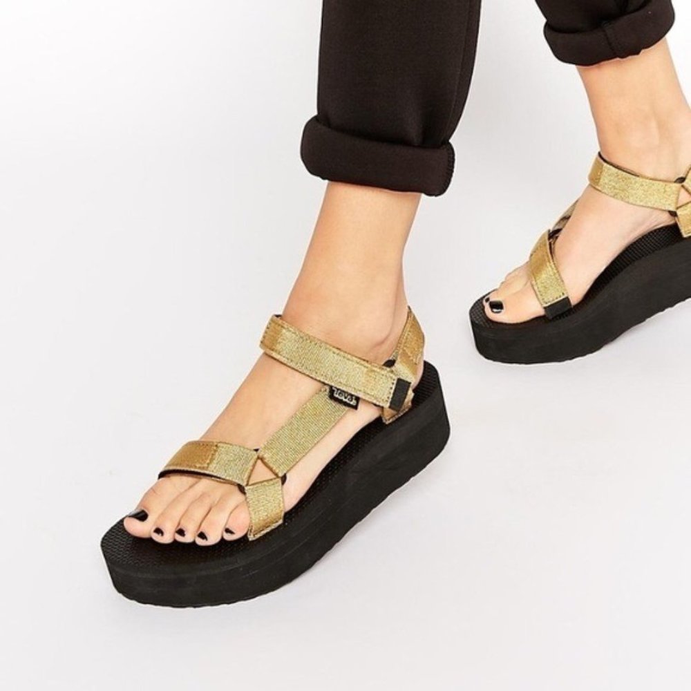 Teva W Flatform Universal Platform Sandal - Black and Gold - Size 7